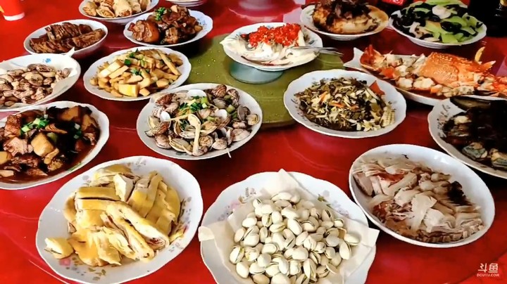 浩哥和琳总订婚了，今天吃大餐，三娃开心啊