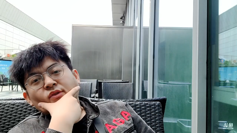 我在斗鱼看火力堂主直播户外