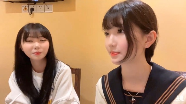 博哥和美女一起吃饭聊天，美女看起来很可爱