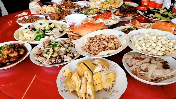 浩哥订婚宴，三娃负责聊天，浩哥吃的开心啊