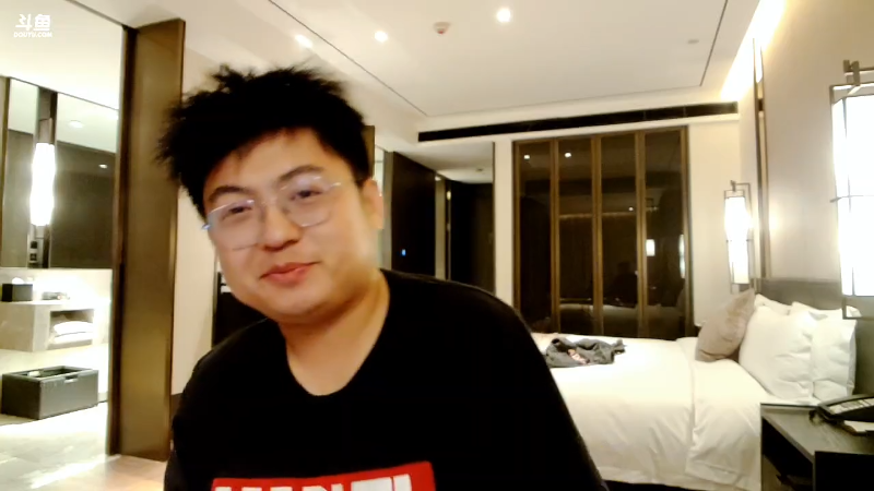 我在斗鱼看火力堂主直播户外