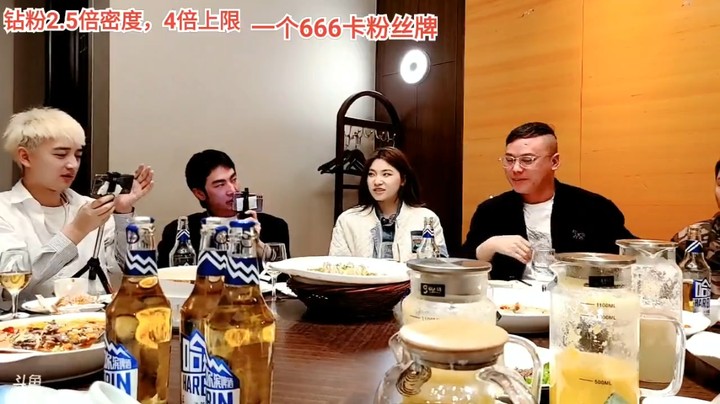 三娃给渣皇敬酒，懂事了