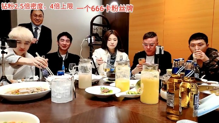 浩哥对老板说我们加起来有1000万粉丝，老板笑了