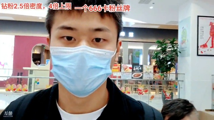 浩哥带着几个人去吃海鲜，三哥来接他
