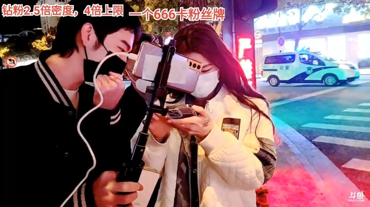 浩哥和几个大主播去找海鲜店吃饭，方正搞笑
