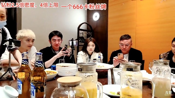 大舅哥和方正还能吃，说明喝的不多