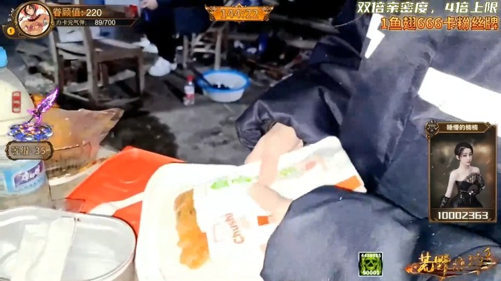 浩哥和美女开始准备吃自热火锅，伙食好赞啊