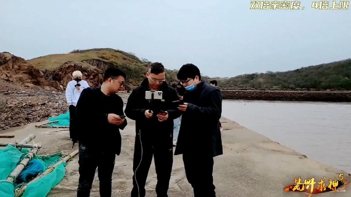 浩哥和几个主播准备在海边搞活动，看起来冷啊