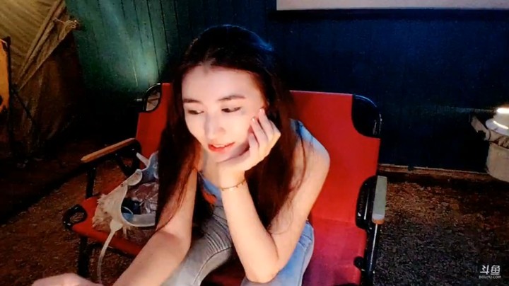 美女小姐姐笑起来真好看啊