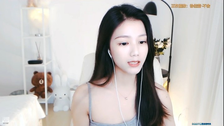 茵茵怪直播很安静，不如户外放得开