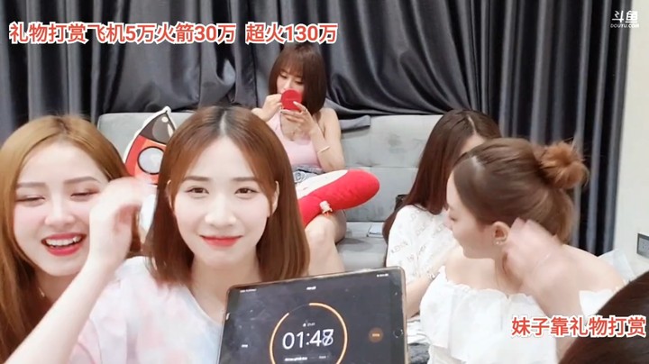 美女小七比心真好看啊