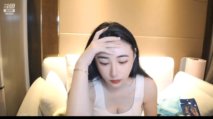 美女小姐姐在三亚旅游，真好看