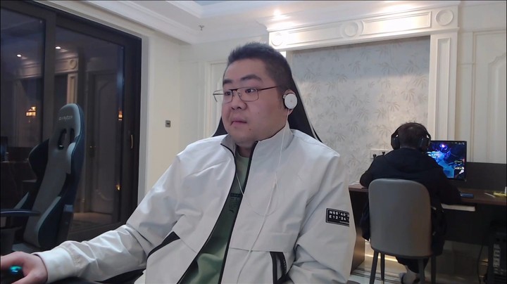 洞主搬家到武汉首播 观众竟发现后面的工作人员在玩大乱斗偷懒 立马报告给洞老板