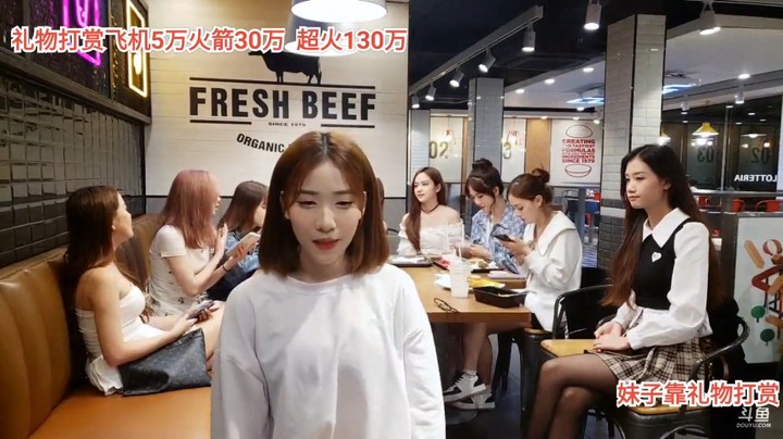 美女小七和面条玩游戏，小七赢了好嘚瑟