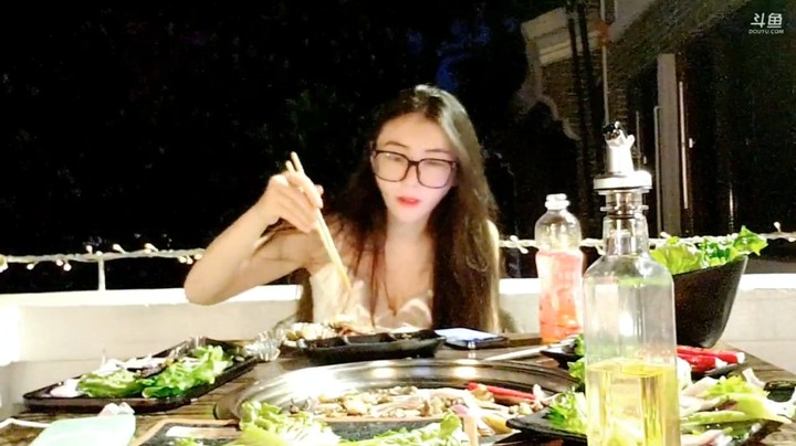 美女小姐姐在三亚吃美食好快乐