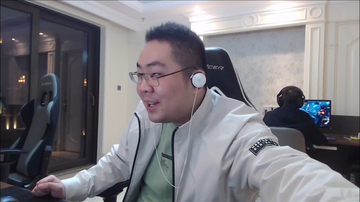 洞主搬家后首播 介绍自己身后的工作人员 羞涩小伙子给观众打了一个招呼