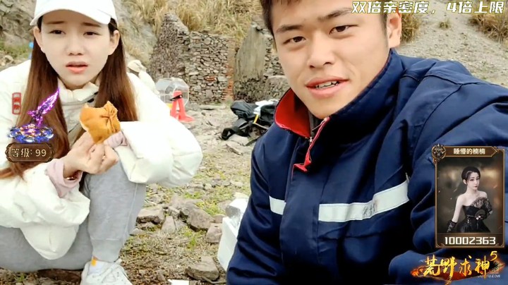 浩哥打不开鲱鱼罐头，叫人帮忙了