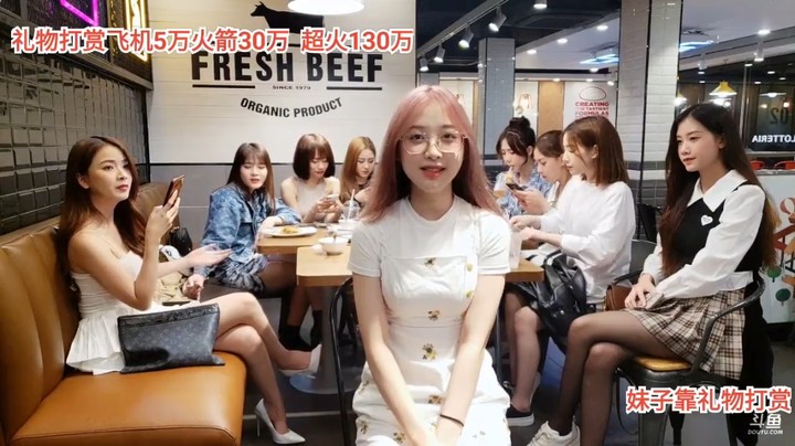 一群美女在快餐店坐着，美女小白今天很好看啊