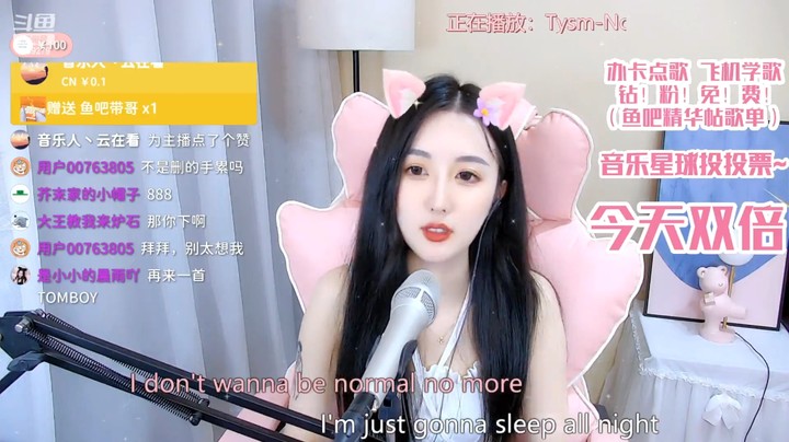 美女小姐姐抓了一把头发下来，原来是假发
