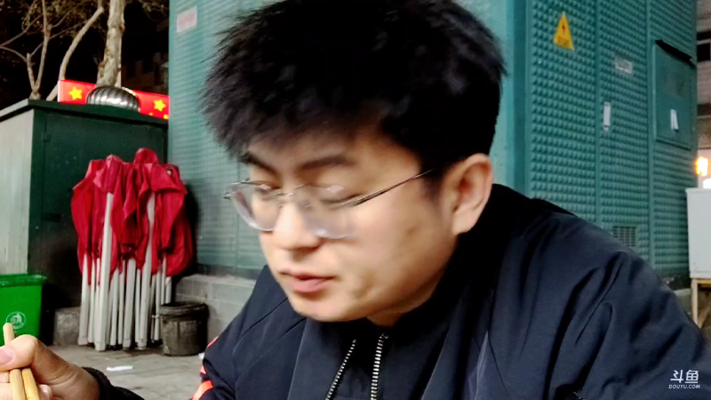 我在斗鱼看火力堂主直播户外