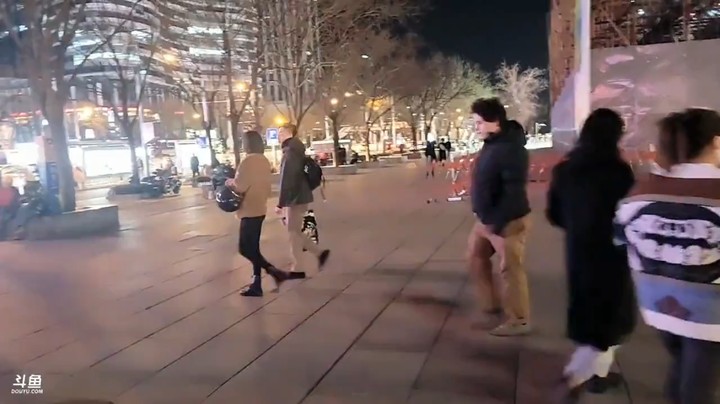 小王哥在北京三里屯看美女，路人多但是美女少