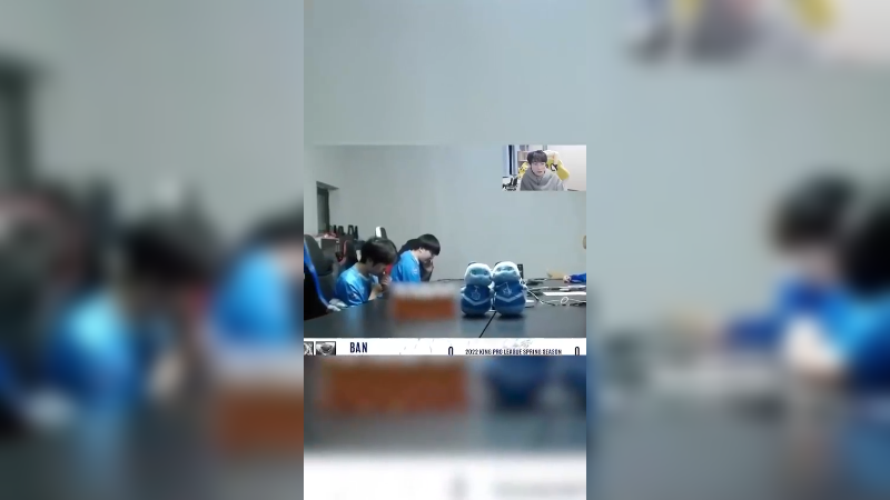 SK扶着摄像头呢，一边扶着一边BP