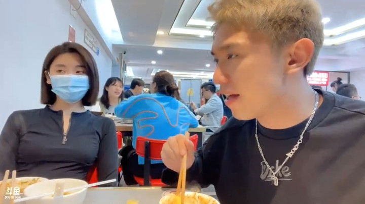 博哥和美女在成都吃饭，美女戴口罩不吃