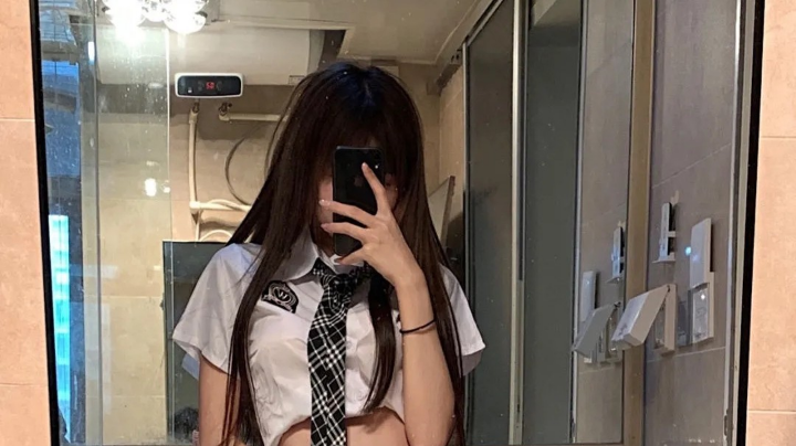 四月的春天已经有点夏日的气息四月变成了一座桥急着让夏天来到
