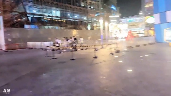 小王哥在北京三里屯直播看美女