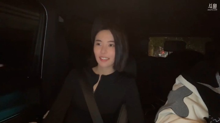 博哥开车，美女雪兔坐着很快乐