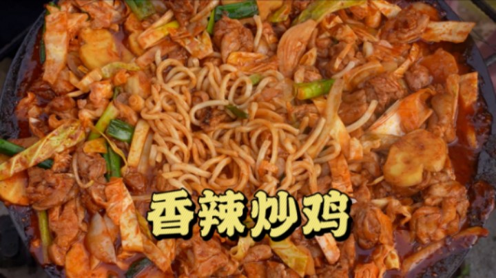 香辣鸡肉加入新鲜洋葱提味和爽口洋白菜，搭配乌冬面，太满足了！