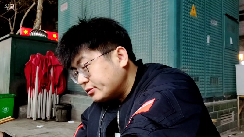 我在斗鱼看火力堂主直播户外