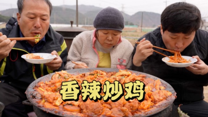 和爸妈一起享用香辣炒鸡肉和洋白菜，搭配乌冬面，太好吃了！