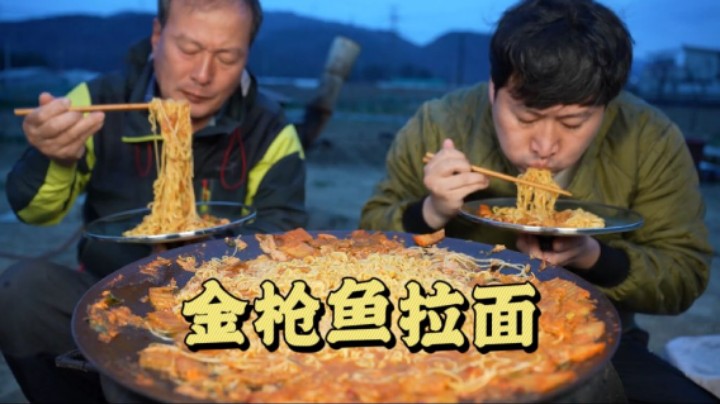 拉面中加入泡菜和金枪鱼提鲜，搭配爽口小葱，味道太好了！