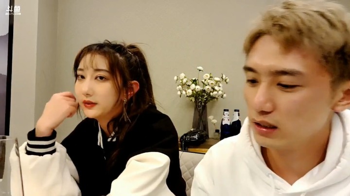 博哥和美女聊天，美女很会说，大家说牛逼