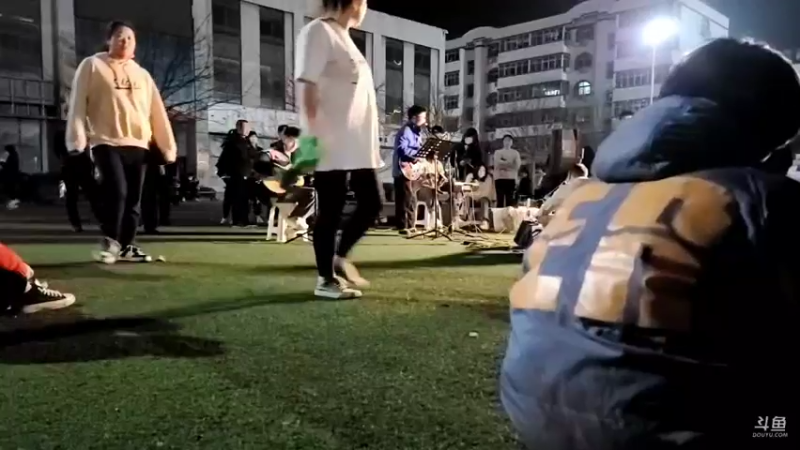【2022-04-02 20点场】火力堂主：体育场锻炼身体！day2！