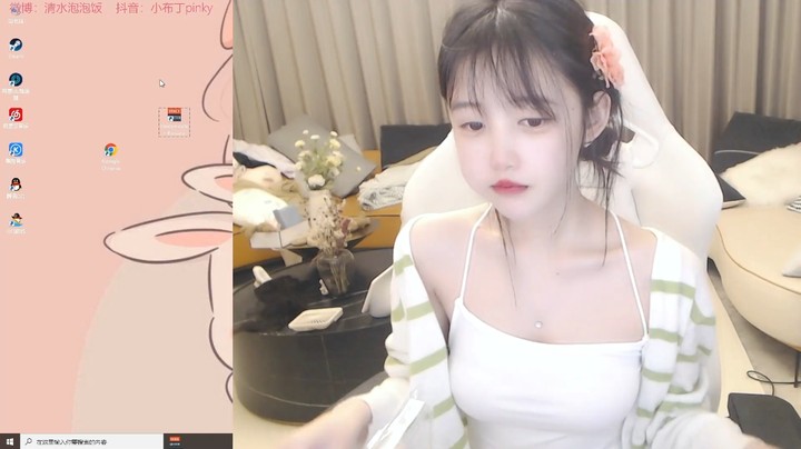 美女布丁吃东西也这么可爱，卖萌啊