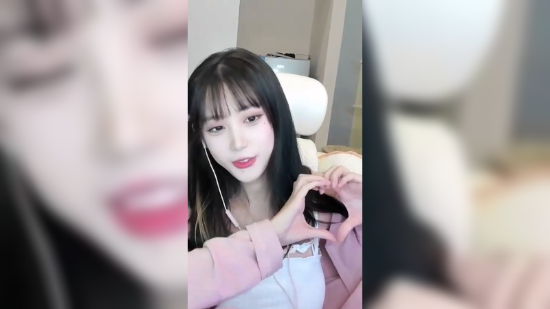 请问视频中一共出现了几位美女