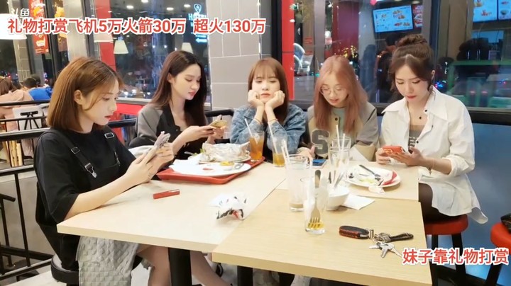 几个美女在快餐店坐着聊天，美女小心忙着吃，不怕胖啊