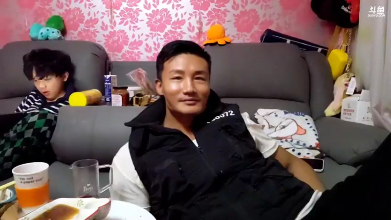 【2022-04-03 19点场】黑人毅：居家直播day9，健身不能丢