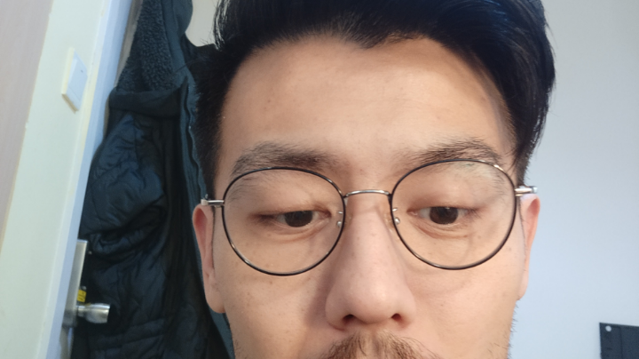 疫情封闭在上海80年老破小出租屋，在家办公的直男监控摄像头