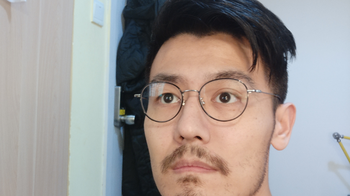 疫情封闭在上海80年老破小出租屋，在家办公的摄像头