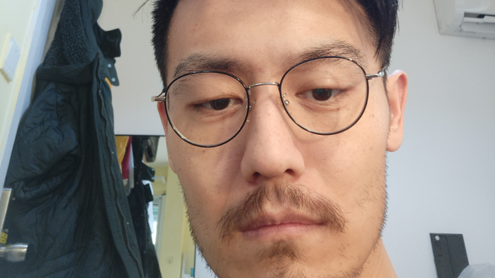 疫情封闭在上海80年老破小出租屋，在家办公的直男监控摄像头