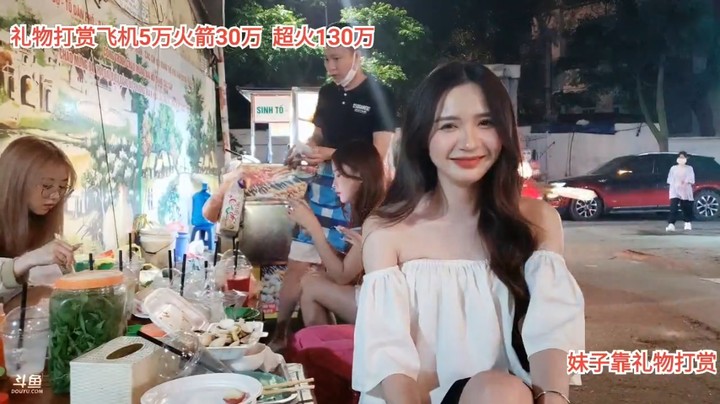 美女小七和小新来拉票了，两个人都好可爱的