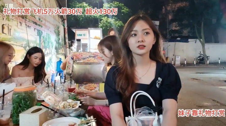 美女龙哥和小楠拉票，真可爱啊