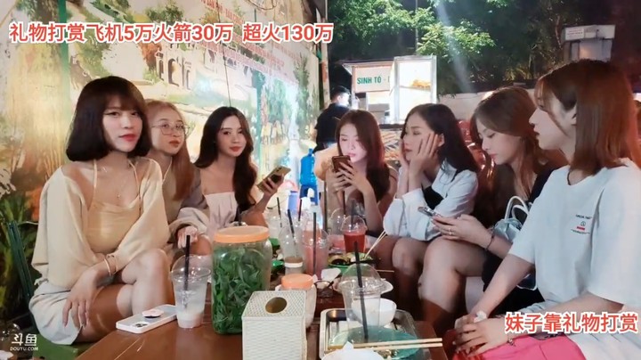 美女大海当主持人，和大家一起玩游戏很不错