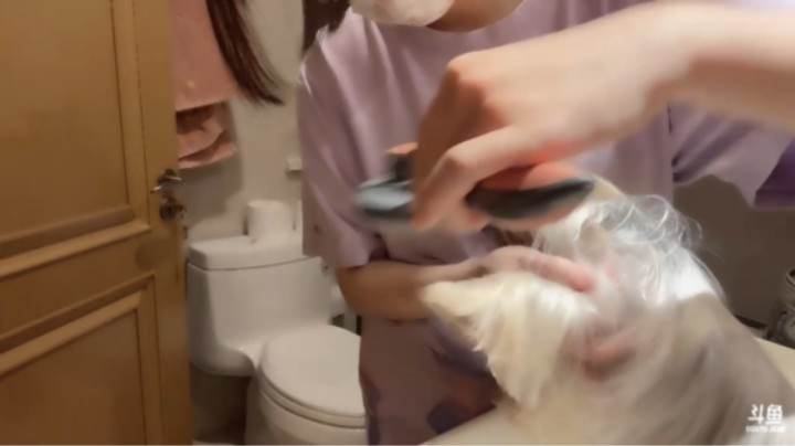 给嘟嘟洗澡