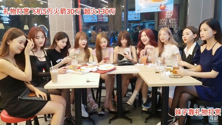 一群美女坐着聊天，小楠还是漂亮啊