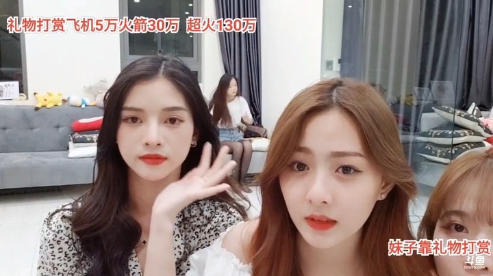 美女倾月确实好看，小赖很调皮可爱啊