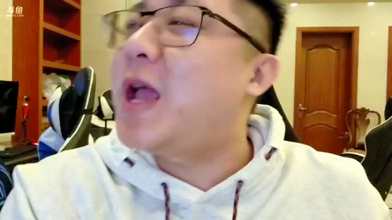【2022-04-07 22点场】小鱼小鱼吃虾米：空荡的家里，好像就我一个人